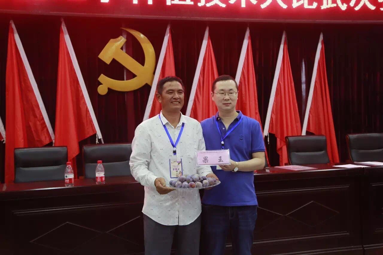 敖总与脆红李果王合影.jpg